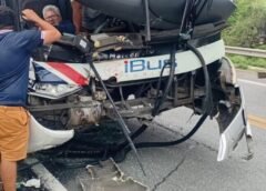 Ônibus com torcida do Fortaleza bate em carreta e deixa feridos na Bahia