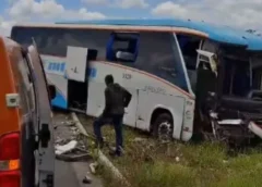 Duas pessoas morrem em acidente com ônibus e caminhão na BR-324