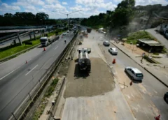 Trecho da BR-324 volta a ser interditado após asfalto ceder em Simões Filho